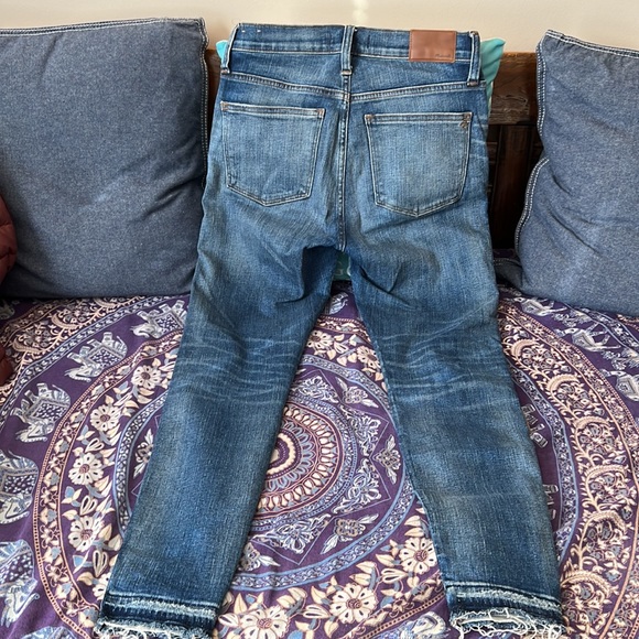 Madewell 9” High Rise 28” Jeans . Medium blue. - Picture 4 of 7